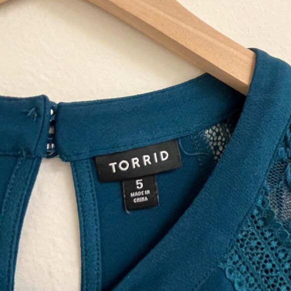 Torrid Plus Size Blue Shore Sleeve Top with Lace Detail - Size 5X - Picture 3 of 5